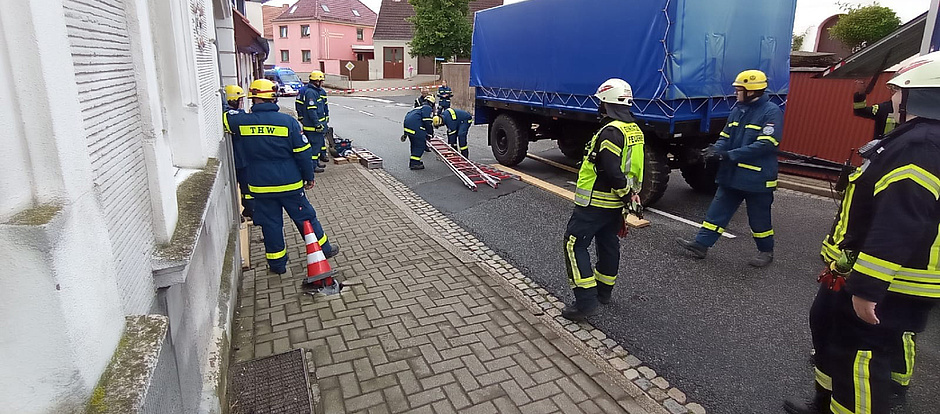 Einsatzkräfte des Technischen Hilfswerk (THW) Ortsverband Heiligenstadt wurden am Dienstag, 23. Juli in Breitenbach zu einem Gebäudeschaden nach Verkehrsunfall alarmiert...